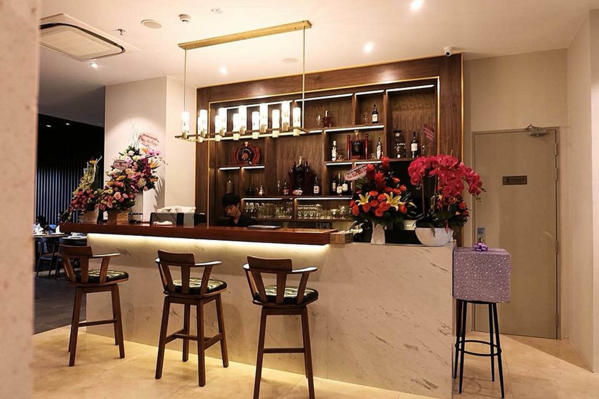 MOON HOTEL